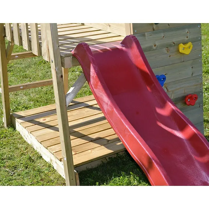 Wendi Toys Kinderspielturm Salamander - Natur/Rot - Nahaufnahme einer roten Kinderrutsche an einem Spielturm mit Kletterwand und Holzplattform. Perfekt für Spielplätze und Gärten.