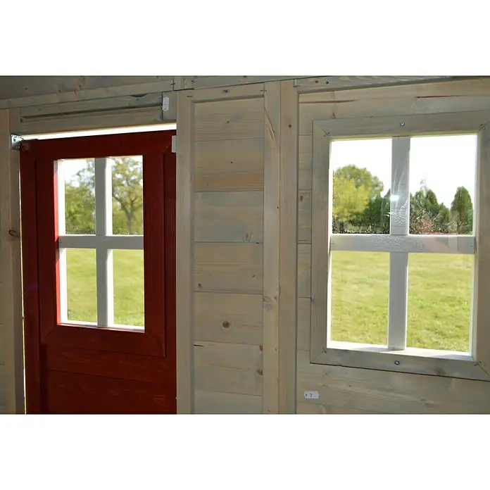 Wendi Toys Spielhaus Tiger - Glas, Natur/Rot - Nahaufnahme eines Spielhauses aus Holz mit einer roten Tür und einem Fenster, das einen Blick nach draußen ermöglicht.