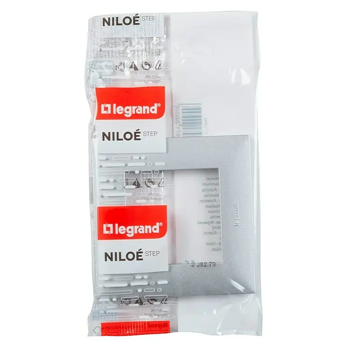 Legrand Niloé Step Marco - Aluminio, Modelo de mecanismos: x 1, Plástico, Instalar - Marco plateado Legrand Niloe Step empaquetado. Ideal para instalaciones de interruptores y enchufes elegantes con un diseño moderno.