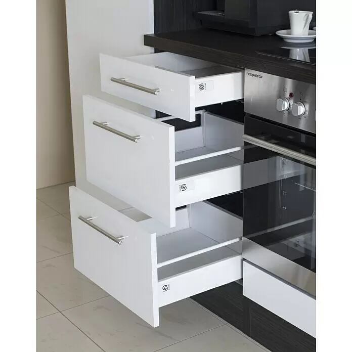 Respekta Premium Composición de cocina Amanda - Ancho: 310 cm, Roble/Blanco, Con electrodomésticos - Tres cajones de cocina blancos con tiradores plateados, parcialmente abiertos junto a una estufa, revelan su interior blanco.