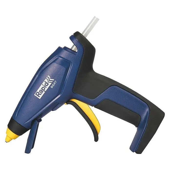 Rapid Pistola termoadhesiva de batería BGX7 - 3,6 V, 1 batería, Diámetro cartucho de cola: 7 mm - Una pistola de pegamento caliente azul Rapid BGX7 con gatillo amarillo y una barra de pegamento que sobresale por la parte superior.