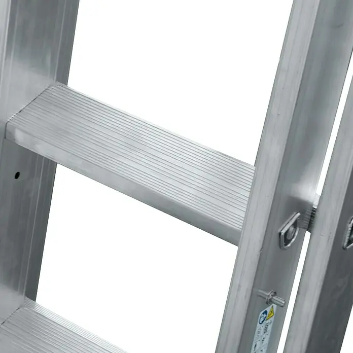Krause Stabilo Schiebeleiter +S - Anzahl Tritte: 18 Stk., Arbeitshöhe: 5,15 m, Aluminium - Detailaufnahme einer silbernen Aluminium-Leiter mit geriffelten Stufen, die für sicheren Halt sorgen. Robustes Design für den zuverlässigen Einsatz.
