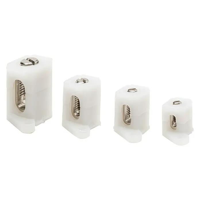 Regleta de bornes HPS35 - L x An x Al: 36 x 36 x 34 mm, Número de polos: 12 ud., Latón - Un primer plano de cuatro bloques de terminales cerámicos blancos con tornillos de diferentes tamaños, dispuestos sobre una superficie blanca.