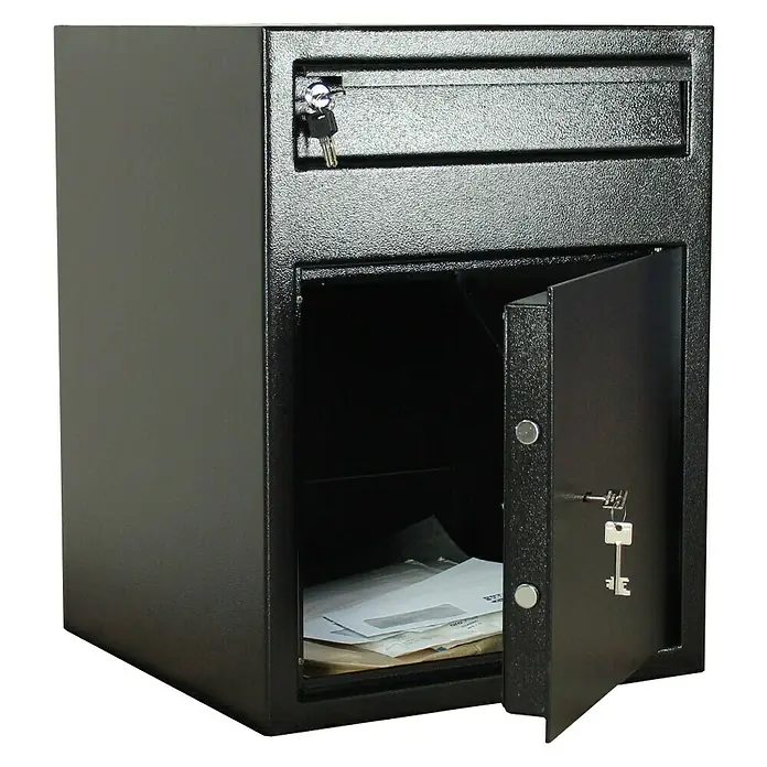 Rottner Einwurftresor Cashmatic 2 - 47 x 46 x 60 cm, Doppelbartschloss - Bild einer schwarzen Geldbank mit Einwurfschlitz und geöffneter Tür, Schlüssel sind vorhanden.