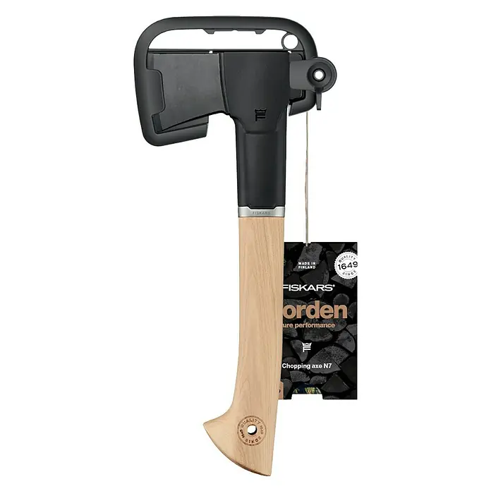 Fiskars Norden Universalaxt N7 - Länge: 38,6 cm - Fiskars Axt Orden N7 mit schwarzem Axtkopf und hellem Holzgriff, ideal zum Hacken. Inklusive Schutzhülle und Produktanhänger.