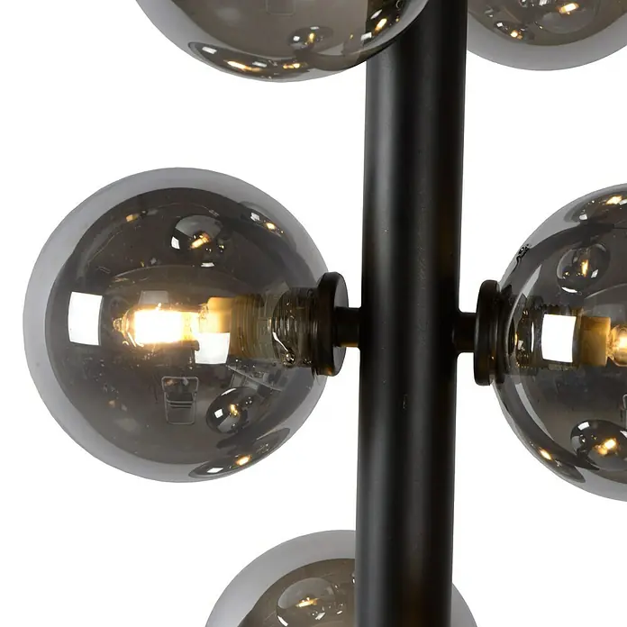 Lucide Tycho Pendelleuchte - L x B x H: 25,5 x 25,5 x 150 cm, Schwarz - Nahaufnahme einer modernen Stehlampe mit kugelförmigen Lampenschirmen und warmem Licht. Das schwarze Gestell sorgt für einen eleganten Kontrast.