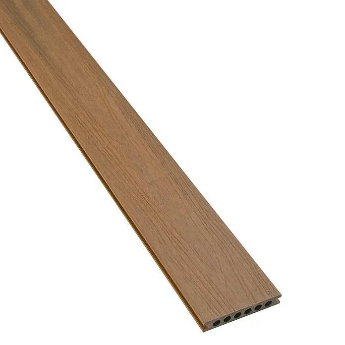 b!design WPC-Terrassendiele Teak - 300 x 13,8 x 2,25 cm, Teak - Ein einzelnes, braunes WPC-Terrassendiele mit Hohlkammerstruktur, ideal für den Außenbereich. Ästhetisch und widerstandsfähig.
