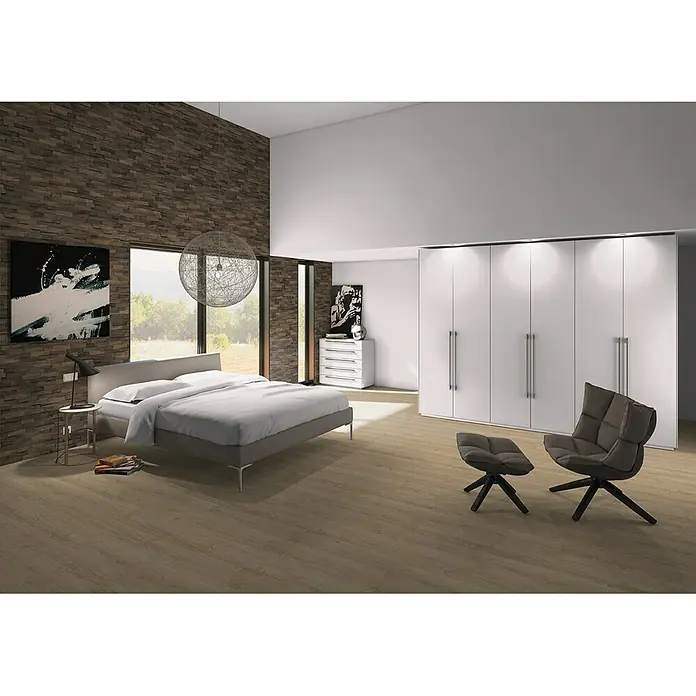 Indo Wandpaneel 3D Wall Charred - Teak, 500 x 200 x 10 mm, 1 m² - Schlafzimmer mit großem Kleiderschrank, modernem Sessel und Bett mit grauer Bettwäsche für einen ruhigen Schlaf.