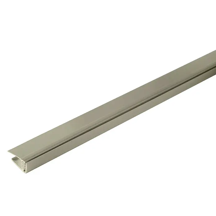 Grosfillex Perfil de terminación gris - Gris, 2,6 m x 11 mm x 20 mm - Un perfil plateado, probablemente de metal, utilizado como remate de borde o tira decorativa. Tiene una estructura en forma de U.