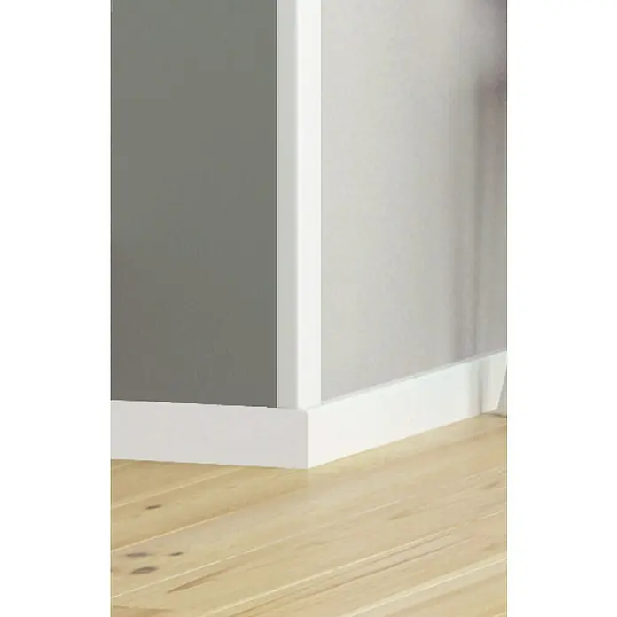 Winkelprofil CP 20 - 200 x 2,2 x 2,2 cm, HD Polymer, Weiß - Nahaufnahme einer sauberen, weißen Fußleiste, die einen modernen Akzent in einem Raum mit Holzboden und grau-weißen Wänden setzt.