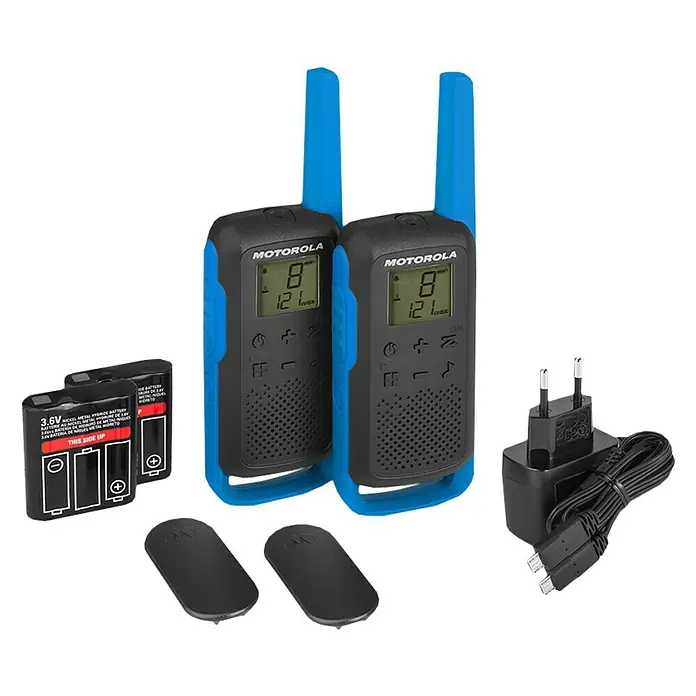 Motorola Solutions Walkie-Talkie Talkabout T62 - Blau/Schwarz - Bild eines Motorola Talkie-Walkie-Sets mit Zubehör, bestehend aus zwei Funkgeräten, Akkus, Ladegerät und Abdeckungen.