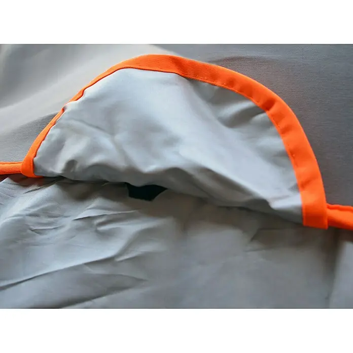 APA Hagelschutzplane - L x B x H: 431 x 165 x 119 cm - Nahaufnahme eines grauen Stoffprodukts mit orangefarbenen Akzenten, das eine hochwertige Verarbeitung und ein modernes Design zeigt.