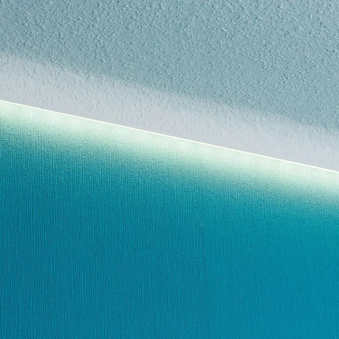 Paulmann Corner Profil - 2 m, Kunststoff - Nahaufnahme einer Wand mit integrierter LED-Beleuchtung, die eine moderne und stimmungsvolle Atmosphäre erzeugt.