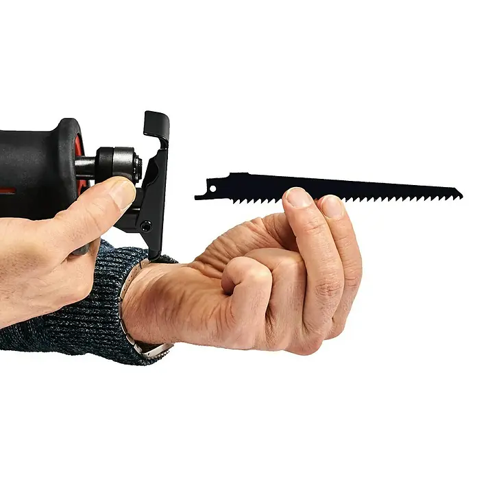 Einhell PXC 18V Sierra de sable de batería TE-AP 18 Li - 18 V, Sin batería, 0 /min - 2.600 /min - Un hombre está insertando una hoja de sierra de vaivén en una sierra de vaivén. La hoja es negra y tiene dientes afilados.