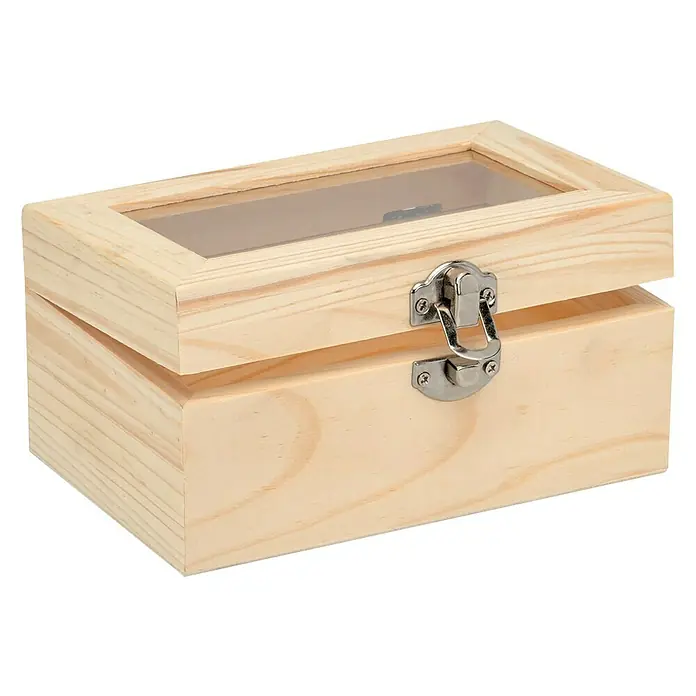 Holzbox mit Acrylglaseinsatz - 15 x 10 x 8 cm, Holz - Nahaufnahme einer rechteckigen, hellen Holzkiste mit transparentem Deckel und silberfarbenem Verschluss auf schwarzem Hintergrund.
