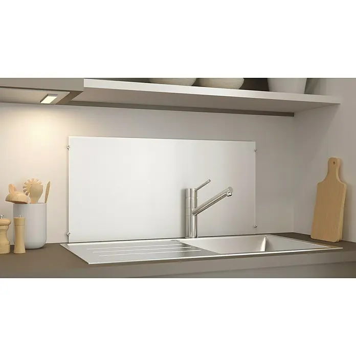 CUCINE Küchenrückwand - Weiß, 80 x 40 cm, Stärke: 6 mm, Einscheibensicherheitsglas (ESG) - Küchenspüle mit Armatur und Spritzschutz vor einer weißen Wand. Ein Schneidebrett steht daneben.