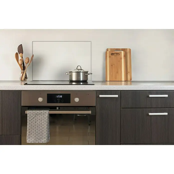 CUCINE Küchenrückwand - Clear, 60 x 40 cm, Stärke: 6 mm, Einscheibensicherheitsglas (ESG) - Nahaufnahme eines modernen Küchenherds mit Kochtopf, hölzernen Schneidebrettern und Utensilien in einem Glas, die eine elegante Kochumgebung präsentieren.