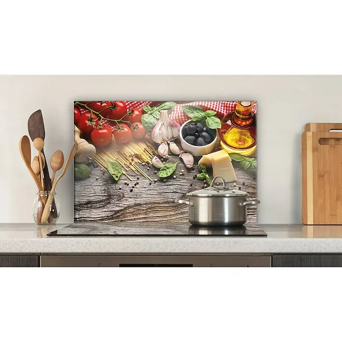 CUCINE Küchenrückwand - Italian Buffet, 60 x 40 cm, Stärke: 6 mm, Einscheibensicherheitsglas (ESG) - Eine Küchenrückwand mit einem appetitlichen Motiv aus italienischen Zutaten wie Tomaten, Knoblauch und Oliven.