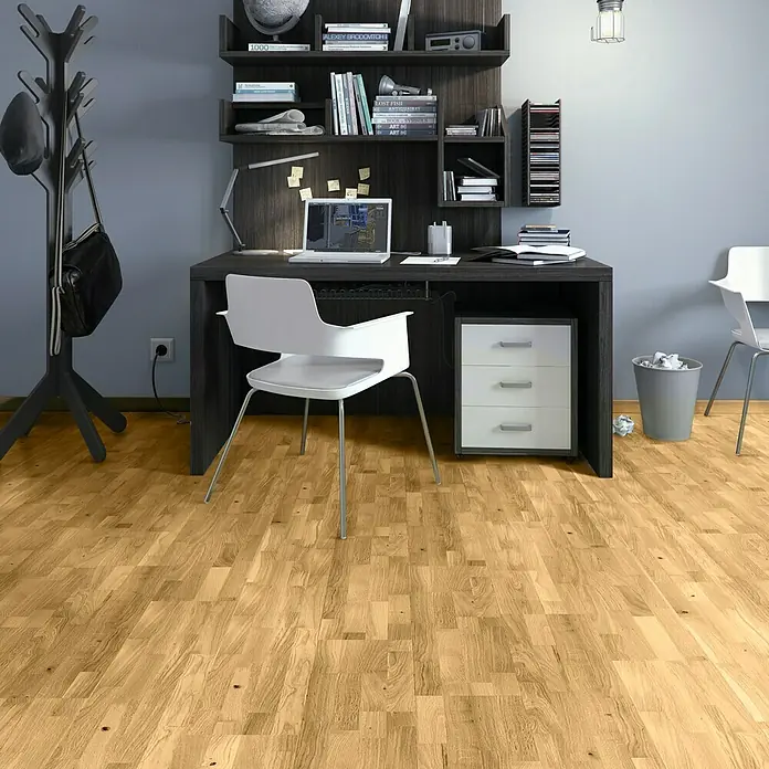 Parkett - Eiche lackiert, Schiffsboden, 1.092 x 207 x 14 mm - Ein modernes Arbeitszimmer mit Holzboden, einem dunklen Schreibtisch und einem weißen Stuhl, das eine ruhige und produktive Atmosphäre ausstrahlt.