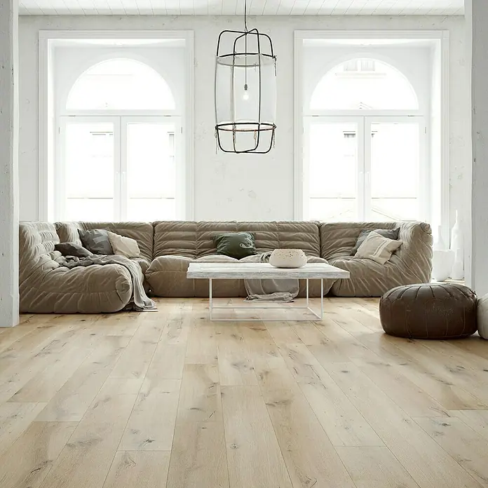 Parkett - Eiche Weiß geölt, Landhausdiele, 2.200 x 180 x 14 mm - Geräumiges Wohnzimmer mit großem Sofa, Holzboden und moderner Hängelampe. Helle und einladende Atmosphäre.
