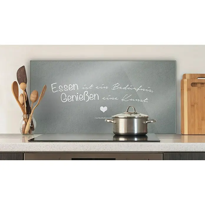 CUCINE Küchenrückwand - Essensgenuss, 80 x 40 cm, Stärke: 6 mm, Einscheibensicherheitsglas (ESG) - Küchenrückwand mit dem Zitat "Essen ist ein Bedürfnis, Genießen eine Kunst" und einem Kochtopf auf dem Herd.