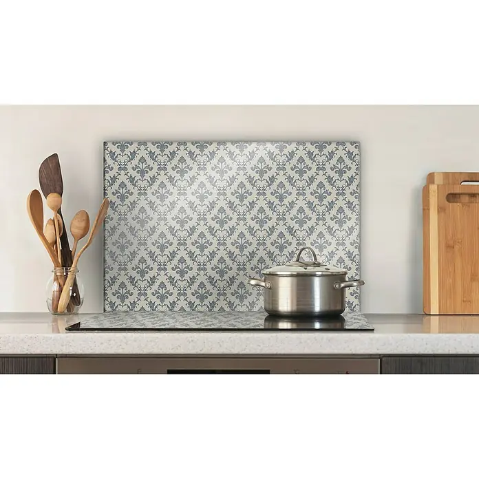 CUCINE Küchenrückwand - Retrolook, 60 x 40 cm, Stärke: 6 mm, Einscheibensicherheitsglas (ESG) - Küchenstillleben mit Kochutensilien und Topf auf einem modernen Kochfeld, akzentuiert durch eine dekorative Spritzschutzwand mit floralem Muster.