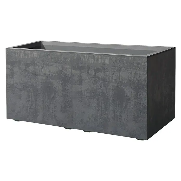 Deroma Millennium Pflanzkasten - Außenmaß (L x B x H): 79 x 39 x 39 cm, Kunststoff, Anthrazit, Mit Bewässerungssystem - Ein grauer rechteckiger Pflanzkasten mit einer rauen Betonoptik und kleinen Füßen für den Außenbereich. Ideal für Garten, Terrasse oder Balkon.