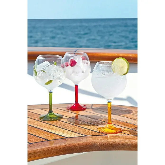 Marine Business Set de copas Party - 6 ud., Plástico, Multicolor - Copas de vino coloridas con hielo y fruta sobre una mesa de madera al aire libre.