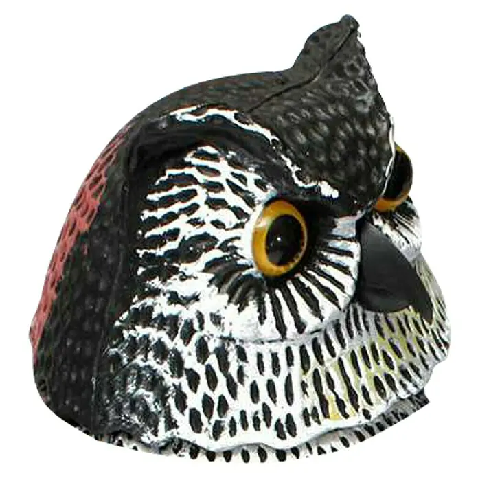 Altadex Búho Espanta pájaros - Altura: 41 cm - Primer plano de un producto disuasorio para aves con forma de búho, con plumas detalladas y ojos amarillos penetrantes para asustar a las aves.