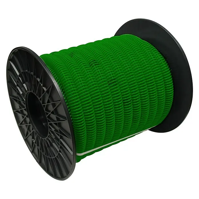 Fitt Manguera en espiral a metros Agro Flex - Diámetro: 38 mm - Un rollo de conducto flexible verde con bridas negras. Ideal para protección de cables y organización en diversas aplicaciones.