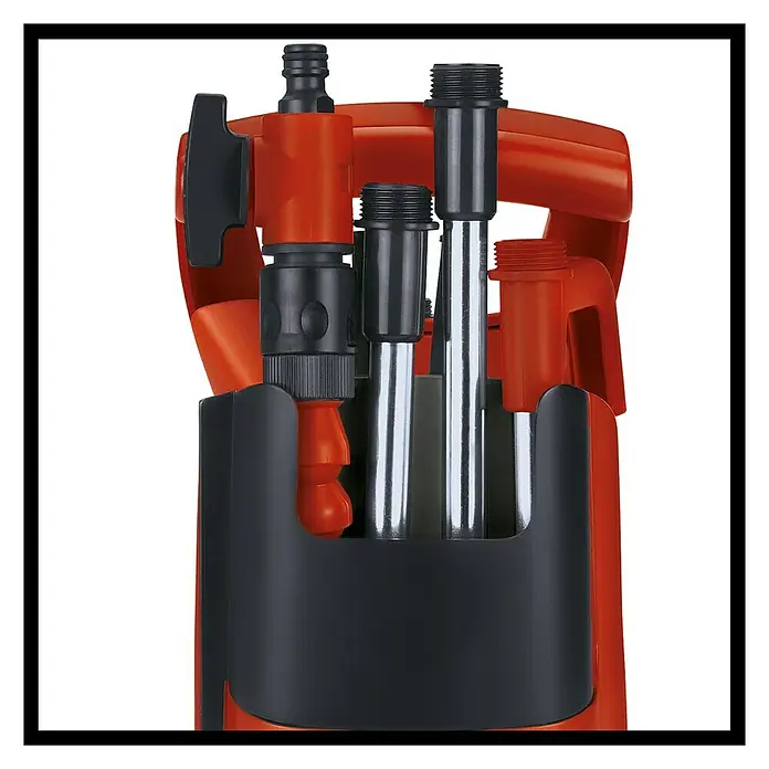 Einhell Regenfasspumpe GE-SP 3546 RB - Leistung: 350 W, Max. Fördermenge: 4.600 l/h - Detailaufnahme eines orangefarbenen Reinigungsgeräts mit verschiedenen Aufsätzen in einer schwarzen Halterung. Ideal für vielfältige Reinigungsaufgaben.