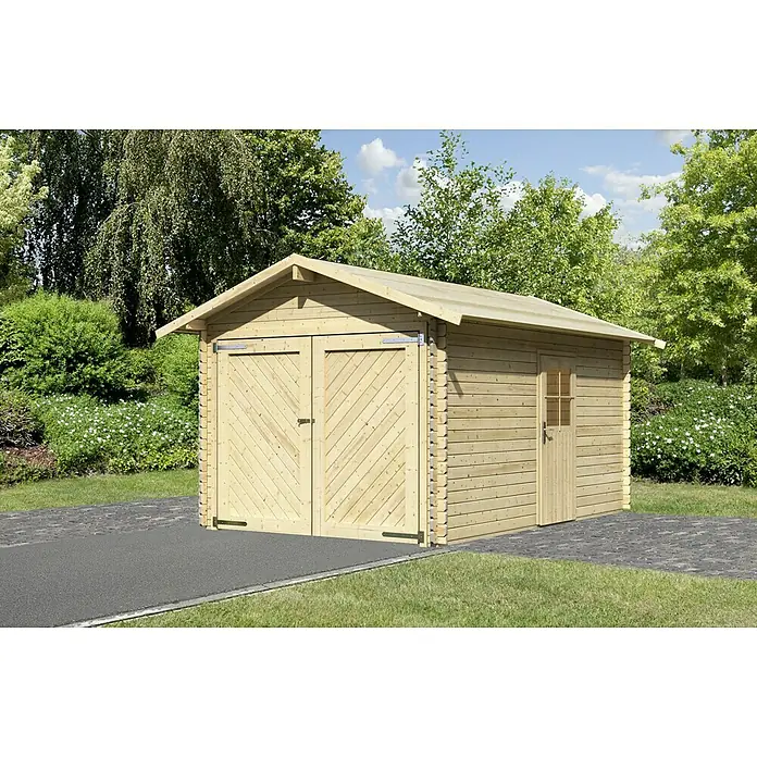 Karibu Garage - Holz, 12 m², Wandstärke: 28 mm - Ein Holzgarage im Garten mit Doppeltüren und Seiteneingang. Die Garage hat ein Satteldach und ist aus hellen Holzbalken gefertigt.