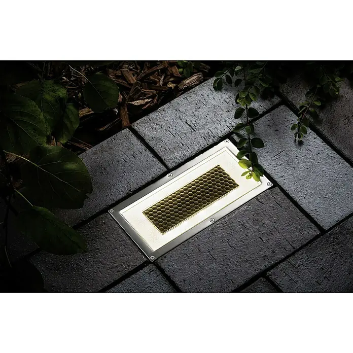 Paulmann Solarleuchte Box0,06 W, Silber, L x B x H: 20 x 10 x 5,1 cm, IP67 - Einbauleuchte in einem Pflastersteinweg, die mit einem goldenen Wabenmuster eine attraktive und funktionale Beleuchtung bietet.
