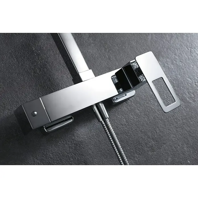 Imex Suecia Sistema de ducha - Con grifo monomando, Cromo - Primer plano de un elegante mezclador de ducha cromado cuadrado con manguera. Diseño moderno para tu baño.