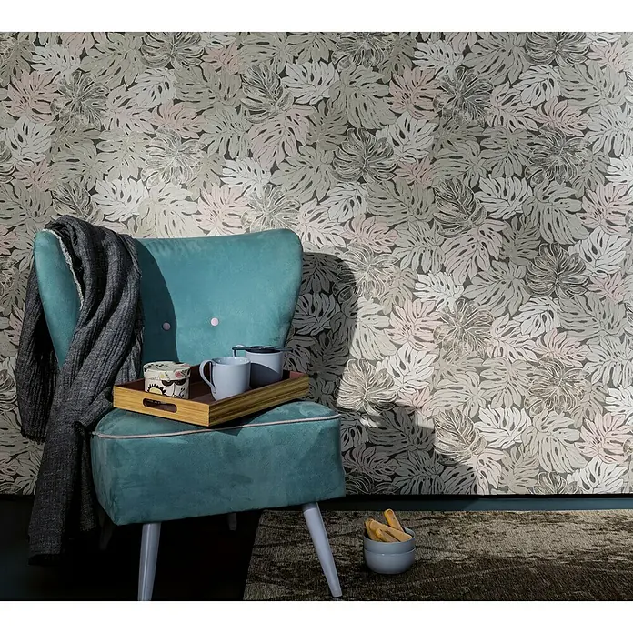 Marburg Casual Vliestapete Philodendron - Grau/Beige, Floral, 10,05 x 0,53 m - Elegantes Interieur mit türkisfarbenem Sessel, Decke, Tablett mit Tassen und monsteraförmiger Tapete für ein gemütliches Ambiente.