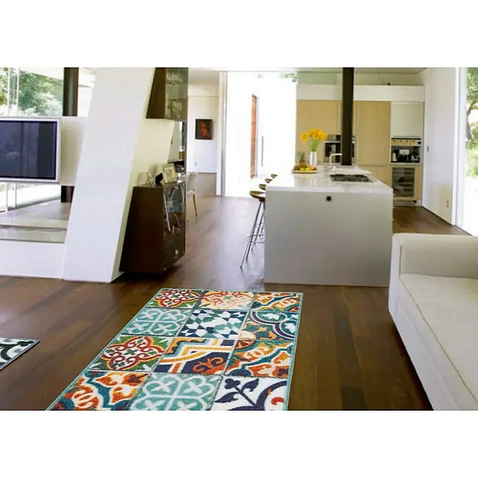 Alfombra corredera de cocina Estampada - Multicolor, 80 x 50 cm - Alfombra de pasillo con diseño de baldosas coloridas sobre suelo de madera oscura en un salón moderno, añadiendo un toque vibrante.