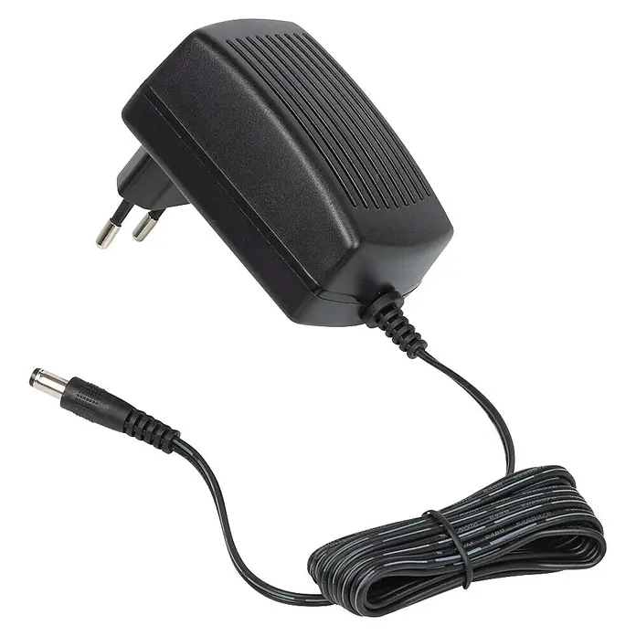 PowerPlus Taladro atornillador percutor de batería - 20 V, 1 batería, 2 Ah, 60 Nm - La imagen muestra un adaptador de corriente negro con enchufe europeo y conector DC, típico para dispositivos electrónicos. Está sobre un fondo negro.