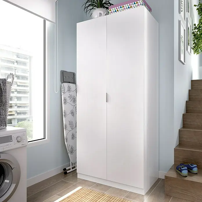 Dekit Armario para ropa Essen - L x An x Al: 52 x 81 x 184 cm, Blanco - Un armario grande blanco de dos puertas se encuentra en una habitación luminosa. Ofrece mucho espacio de almacenamiento y se adapta a hogares modernos.