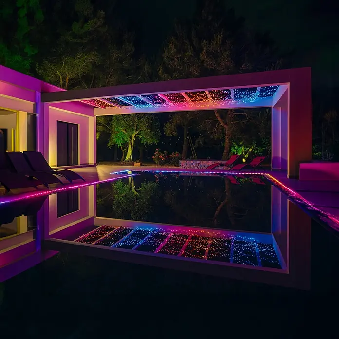 Twinkly Smart-LED-Lichterkette StringsAußen, 20 m, Lichtfarbe: RGBW, Anzahl Leuchtmittel: 250 Stk., Netzbetrieben - Farbenfrohe Poolbeleuchtung am Abend. Die LED-Leuchten erzeugen eine stimmungsvolle Atmosphäre und spiegeln sich im Wasser.