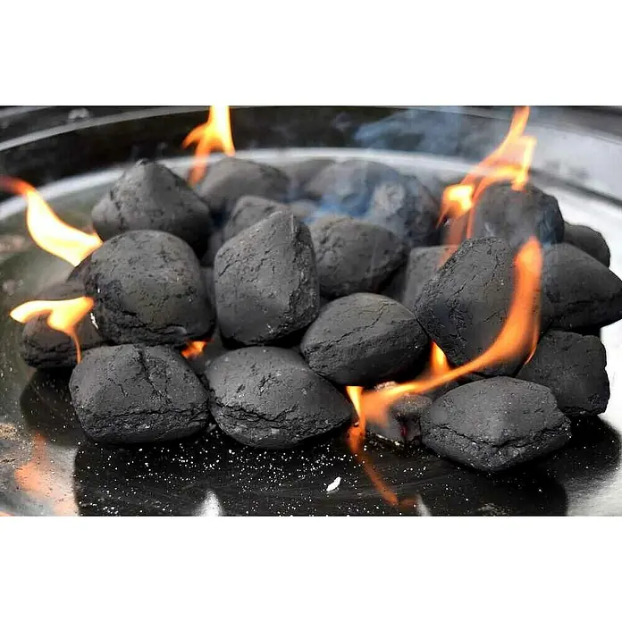 Weber Grillbriketts - 8 kg - Ein Haufen Holzkohlebriketts, die auf einem Grill mit hellen Flammen brennen. Perfekt zum Grillen im Freien.