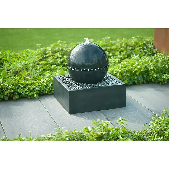 Gartenbrunnen Tripoli - 50 x 50 x 53 cm - Diese Nahaufnahme zeigt einen modernen Kugelbrunnen, der sich ideal für die Dekoration von Gärten und Terrassen eignet.