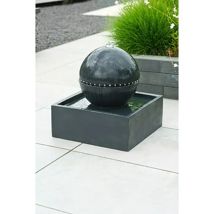 Gartenbrunnen Tripoli - 50 x 50 x 53 cm - Elegante Gartenbrunnenkugel auf einem quadratischen Sockel, ideal als stilvolle Dekoration für jeden Außenbereich.