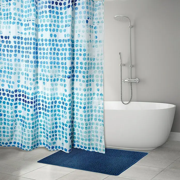 Venus Cortina de baño Water Color - An x Al: 180 x 200 cm, Plástico, Azul/Turquesa/Blanco - Esta imagen muestra un juego de cortina de ducha de lunares azules con alfombrilla de baño y grifo de ducha a juego en el baño.