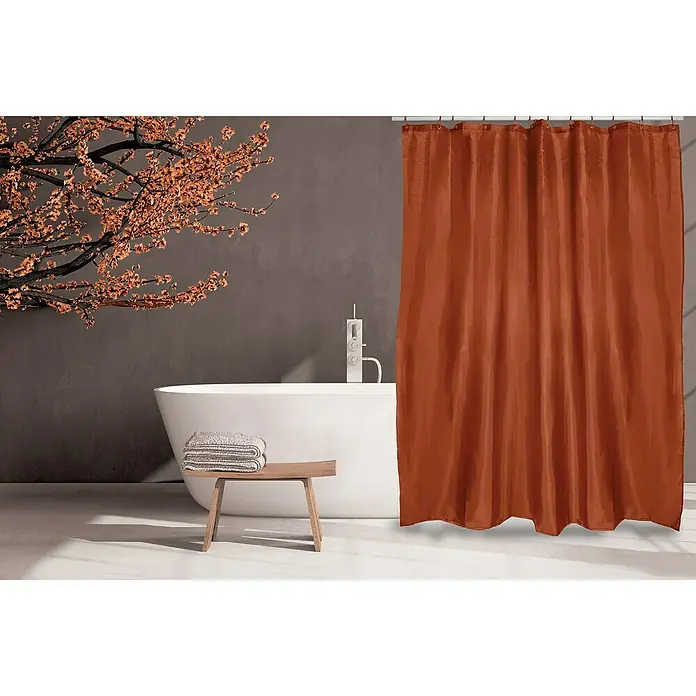 Venus Cortina de baño Terracota - An x Al: 180 x 180 cm, Plástico, Terracota - Una cortina de ducha de color óxido cuelga en un baño moderno con una bañera exenta y un taburete de madera.