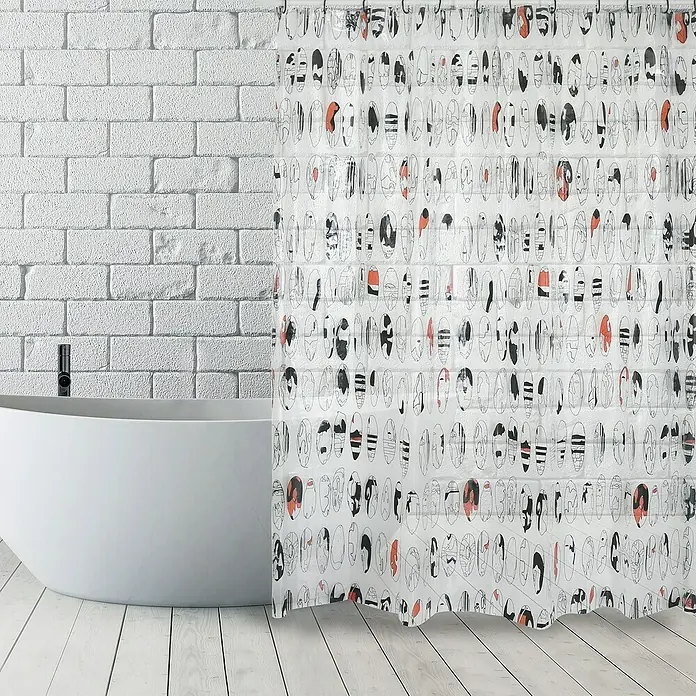 Venus Cortina de baño Graphic - An x Al: 180 x 200 cm, Plástico, Multicolor - Cortina de ducha con patrón de tablas de surf frente a pared de ladrillo blanco y bañera. Crea un ambiente marítimo en el baño.