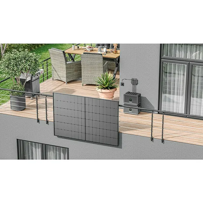 TCL Solarmodul T Class - 0% MwSt. (gem. § 12 Abs. 3 UStG) - Bifazial, Nennleistung: 440 W, L x B x H: 3 x 113,4 x 176,2 cm - Außenansicht eines Hauses mit Solarmodulen auf der Terrasse und zwei Solarspeichern an der Hauswand.