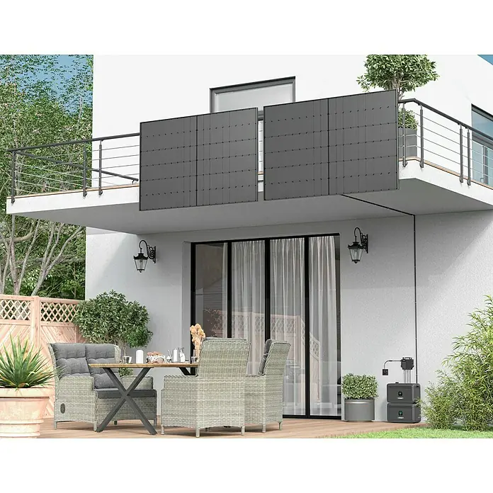 TCL Solarmodul T Class - 0% MwSt. (gem. § 12 Abs. 3 UStG) - Bifazial, Nennleistung: 440 W, L x B x H: 3 x 113,4 x 176,2 cm - Zwei tragbare Solarmodule sind an der Fassade eines Hauses montiert und speisen eine kleine Stromquelle.