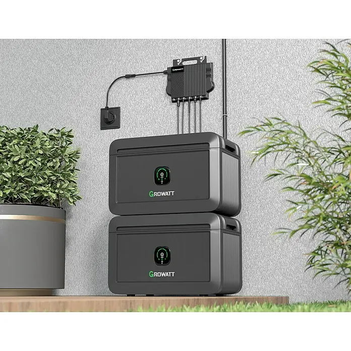 Growatt Wechselrichter NEO 800M-X - 0% MwSt. (gem. § 12 Abs. 3 UStG) - Leistungsaufnahme: 800 W - Zwei Growatt-Batteriespeichersysteme sind an einer Wand installiert. Eine kompakte und effiziente Lösung für Ihr Zuhause.