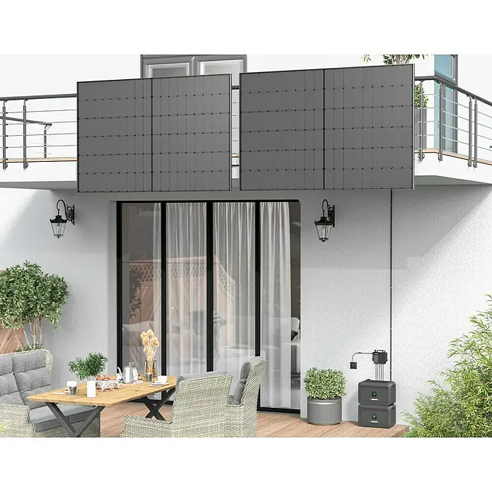 TCL Solarmodul T Class - 0% MwSt. (gem. § 12 Abs. 3 UStG) - Bifazial, Nennleistung: 440 W, L x B x H: 3 x 113,4 x 176,2 cm - Ein moderner Außenbereich mit Balkonkraftwerk, das elegant in die Architektur integriert ist und grüne Energie liefert.