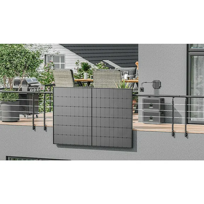 TCL Solarmodul T Class - 0% MwSt. (gem. § 12 Abs. 3 UStG) - Bifazial, Nennleistung: 440 W, L x B x H: 3 x 113,4 x 176,2 cm - Eine Nahaufnahme eines Balkons mit einem Growatt-Solarmodul und zwei Growatt-Batterien, die eine nachhaltige Energielösung bieten.